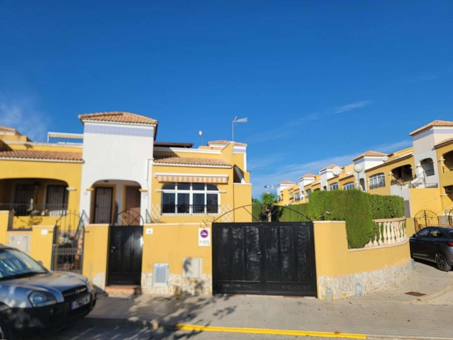 Dobbelthus, hjørnelejlighed, 3 soveværelser, 1 badeværelse, stor solterrasse, meget stor have, fælles pool, i Los Montesinos