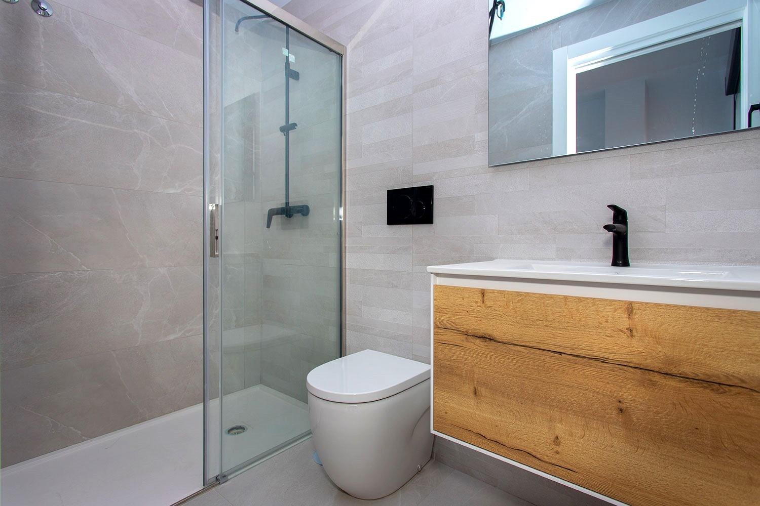 Moderne lejlighed med delvis havudsigt, 2 soveværelser, 2 badeværelser, tagterrasse med pool og havudsigt, cirka 2 minutters gang fra Playa del Cura