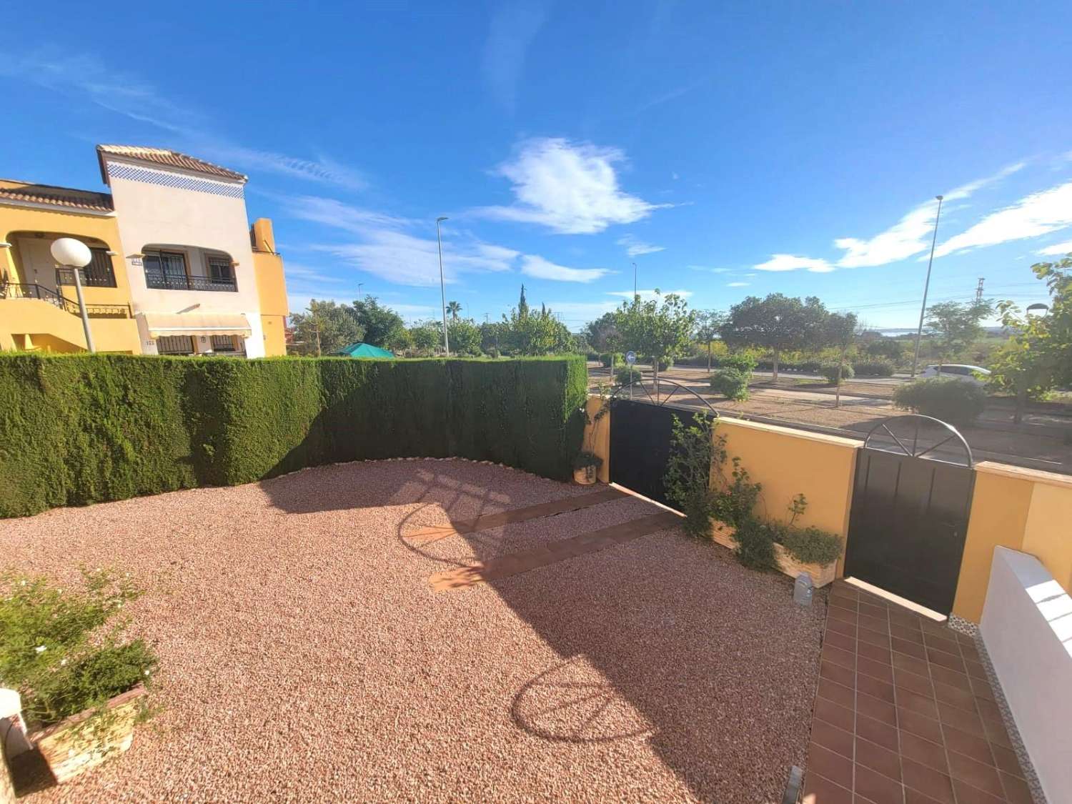 Villa adosada, en esquina, 3 dormitorios, 1 baño, gran solárium, jardín muy amplio, piscina comunitaria, en Los Montesinos