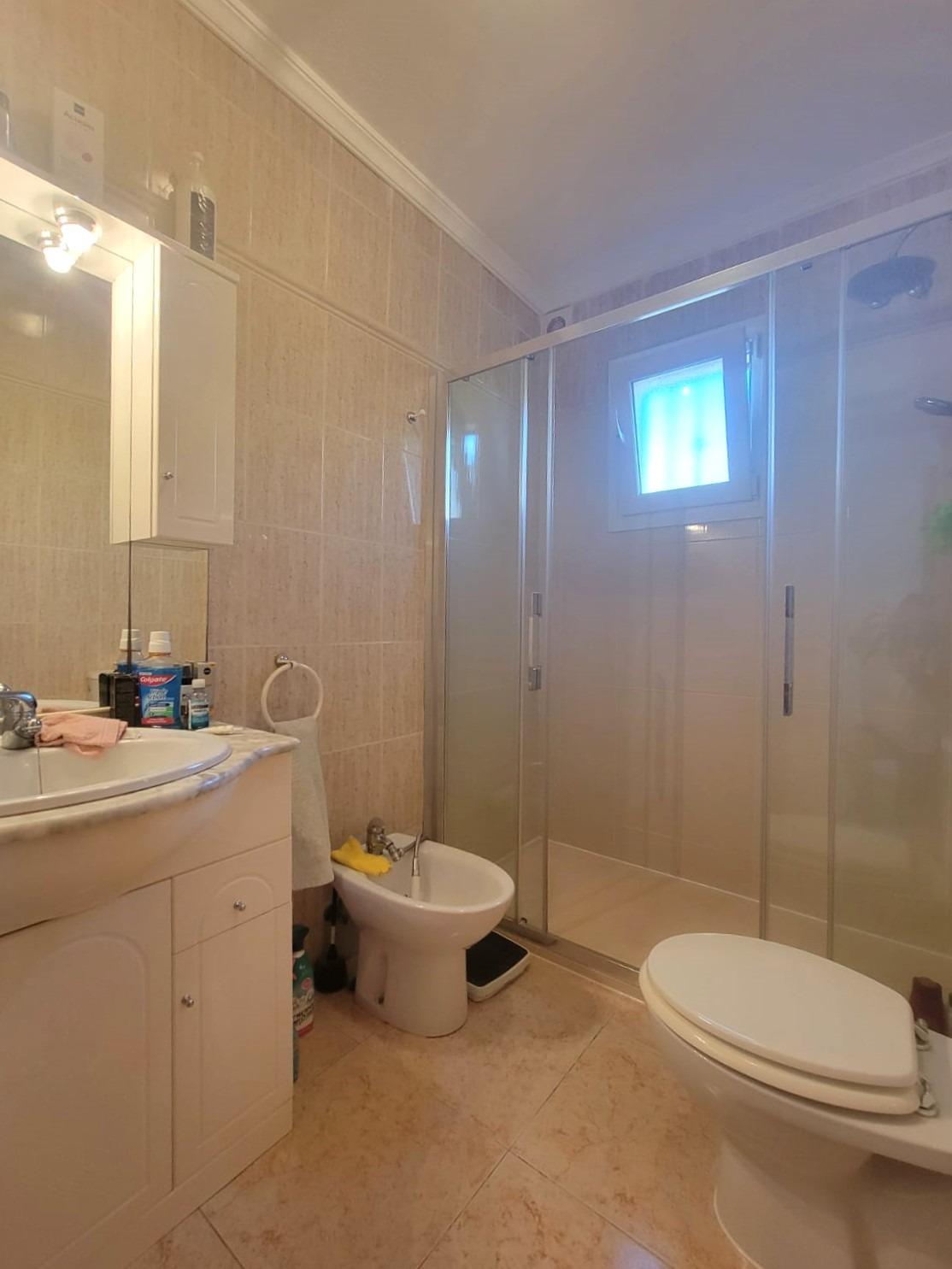 Villa adosada, en esquina, 3 dormitorios, 1 baño, gran solárium, jardín muy amplio, piscina comunitaria, en Los Montesinos