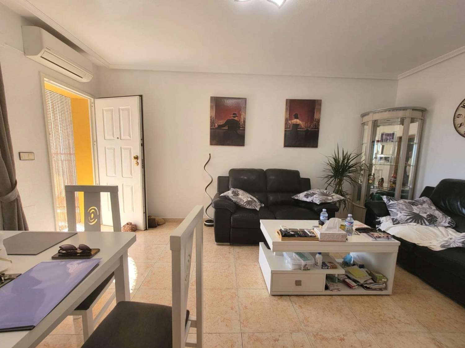 Villa adosada, en esquina, 3 dormitorios, 1 baño, gran solárium, jardín muy amplio, piscina comunitaria, en Los Montesinos