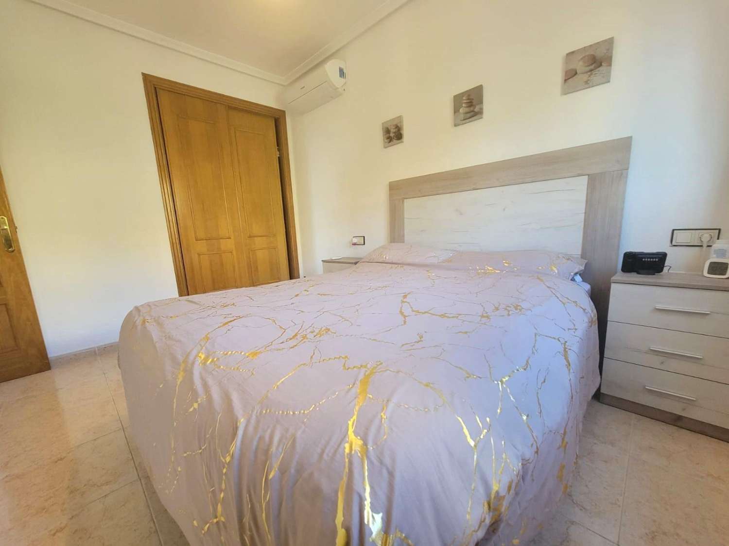 Villa adosada, en esquina, 3 dormitorios, 1 baño, gran solárium, jardín muy amplio, piscina comunitaria, en Los Montesinos