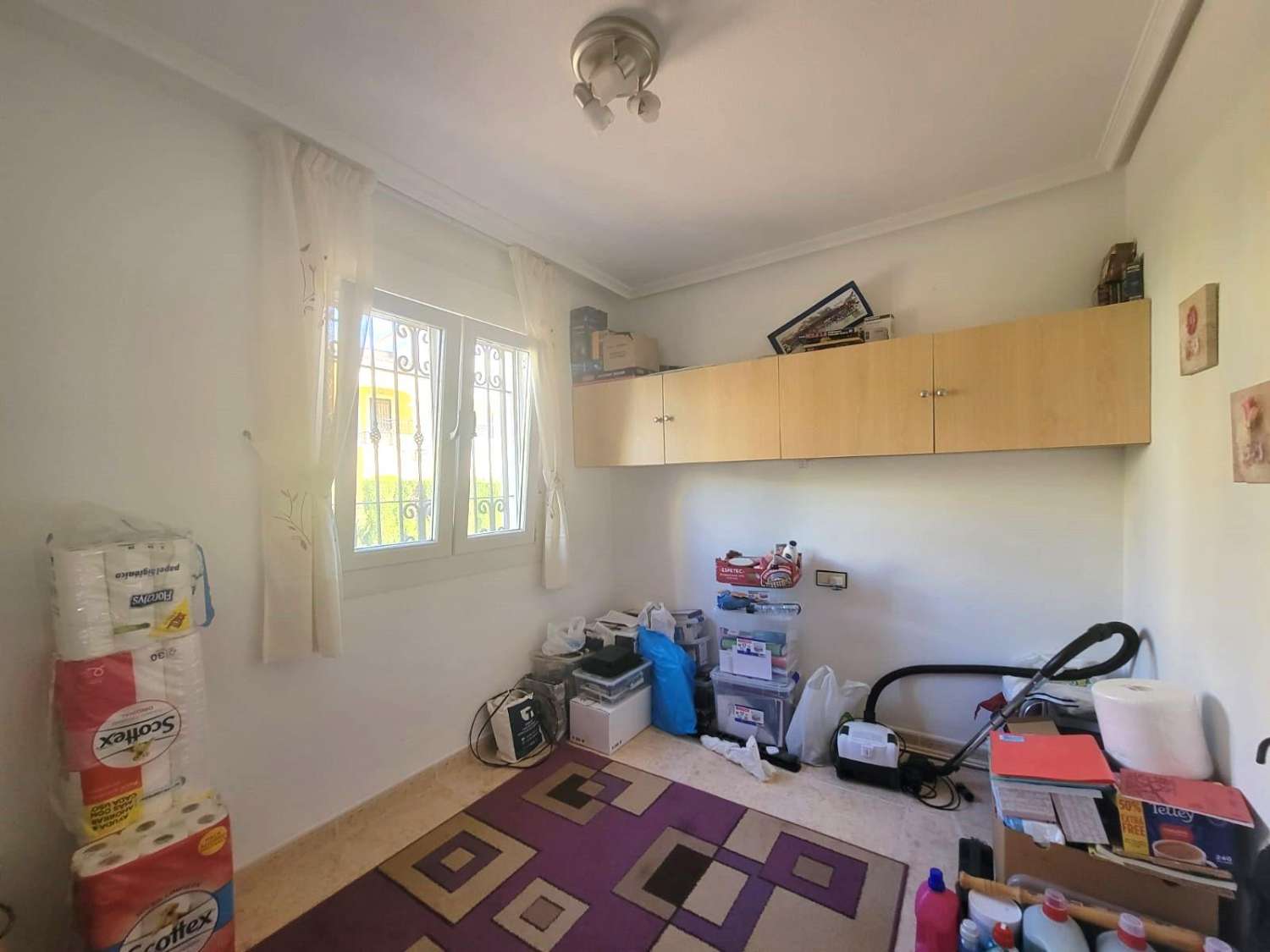 Villa adosada, en esquina, 3 dormitorios, 1 baño, gran solárium, jardín muy amplio, piscina comunitaria, en Los Montesinos