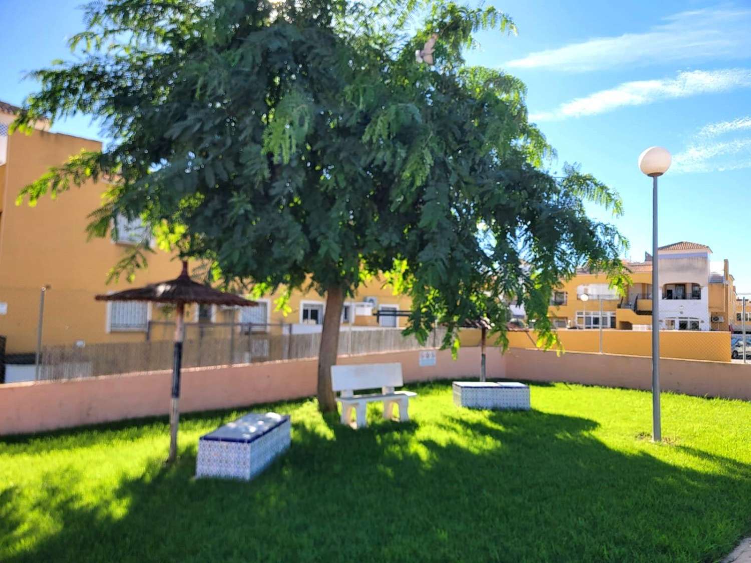 Villa adosada, en esquina, 3 dormitorios, 1 baño, gran solárium, jardín muy amplio, piscina comunitaria, en Los Montesinos