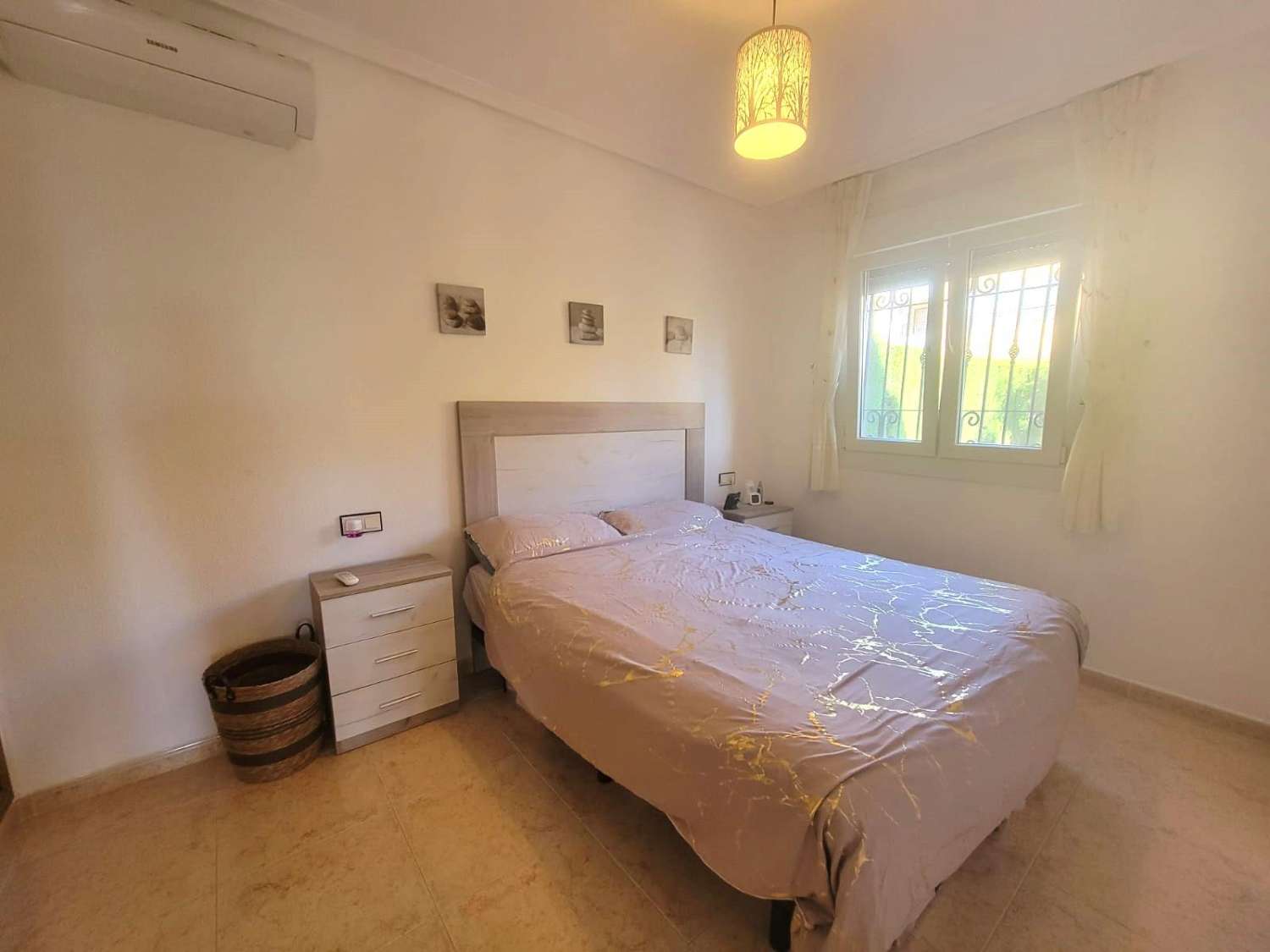 Villa adosada, en esquina, 3 dormitorios, 1 baño, gran solárium, jardín muy amplio, piscina comunitaria, en Los Montesinos