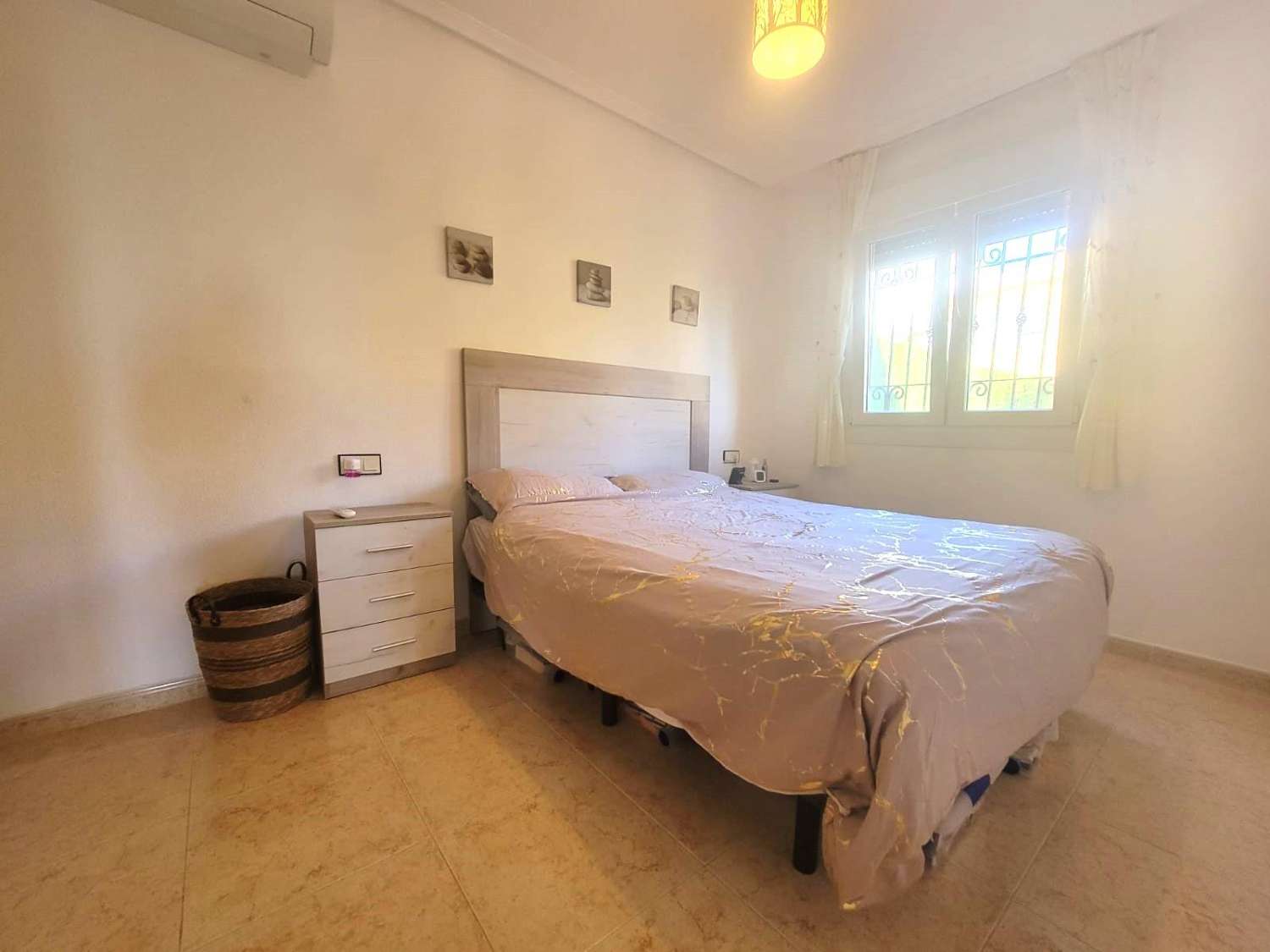 Villa adosada, en esquina, 3 dormitorios, 1 baño, gran solárium, jardín muy amplio, piscina comunitaria, en Los Montesinos