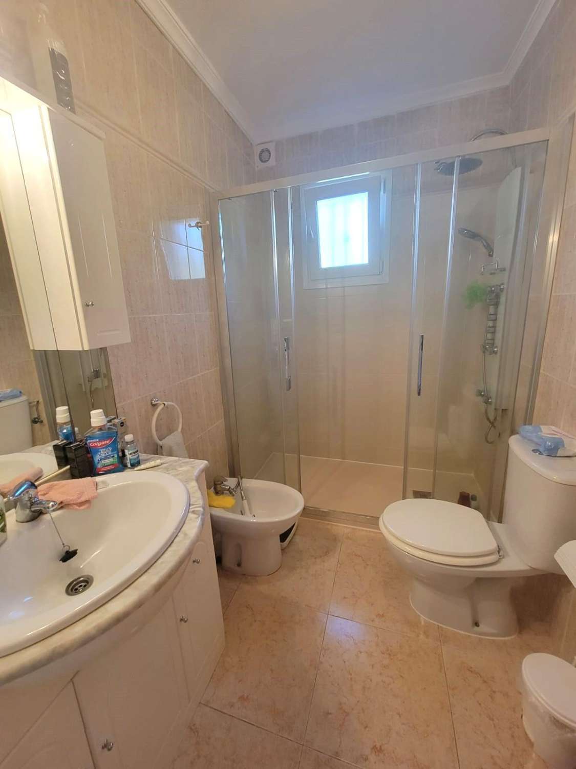 Villa adosada, en esquina, 3 dormitorios, 1 baño, gran solárium, jardín muy amplio, piscina comunitaria, en Los Montesinos