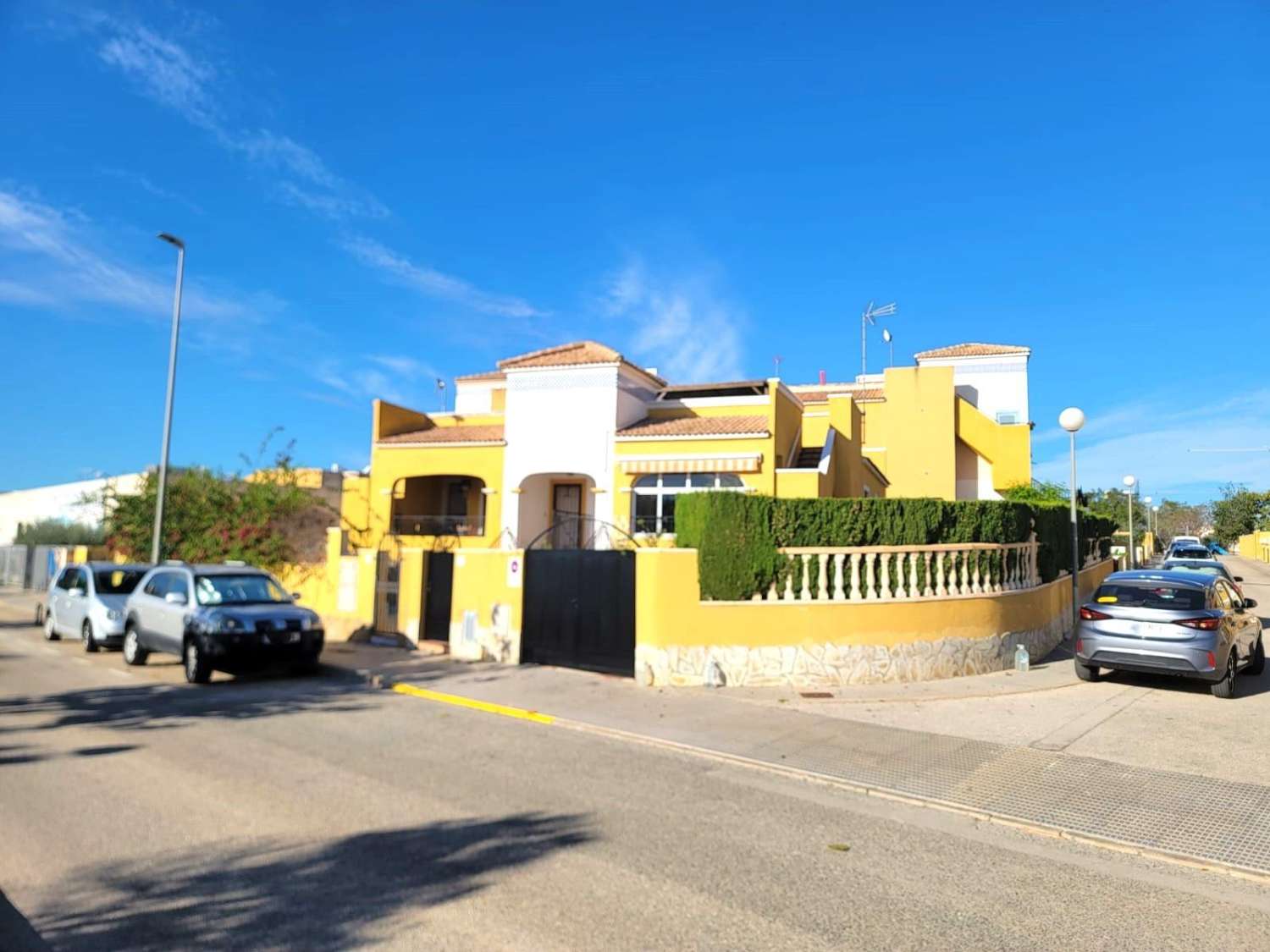 Villa adosada, en esquina, 3 dormitorios, 1 baño, gran solárium, jardín muy amplio, piscina comunitaria, en Los Montesinos