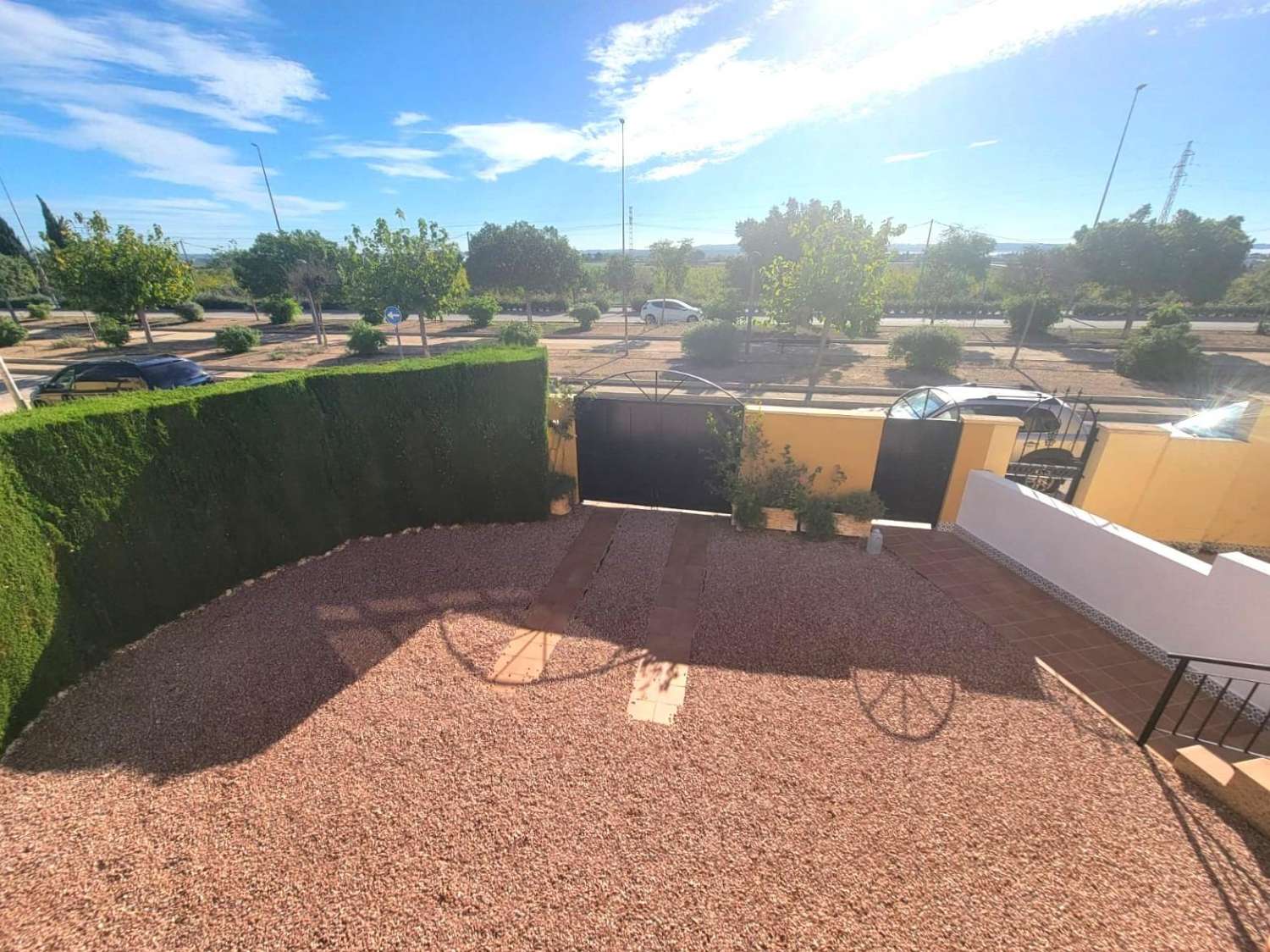 Villa adosada, en esquina, 3 dormitorios, 1 baño, gran solárium, jardín muy amplio, piscina comunitaria, en Los Montesinos