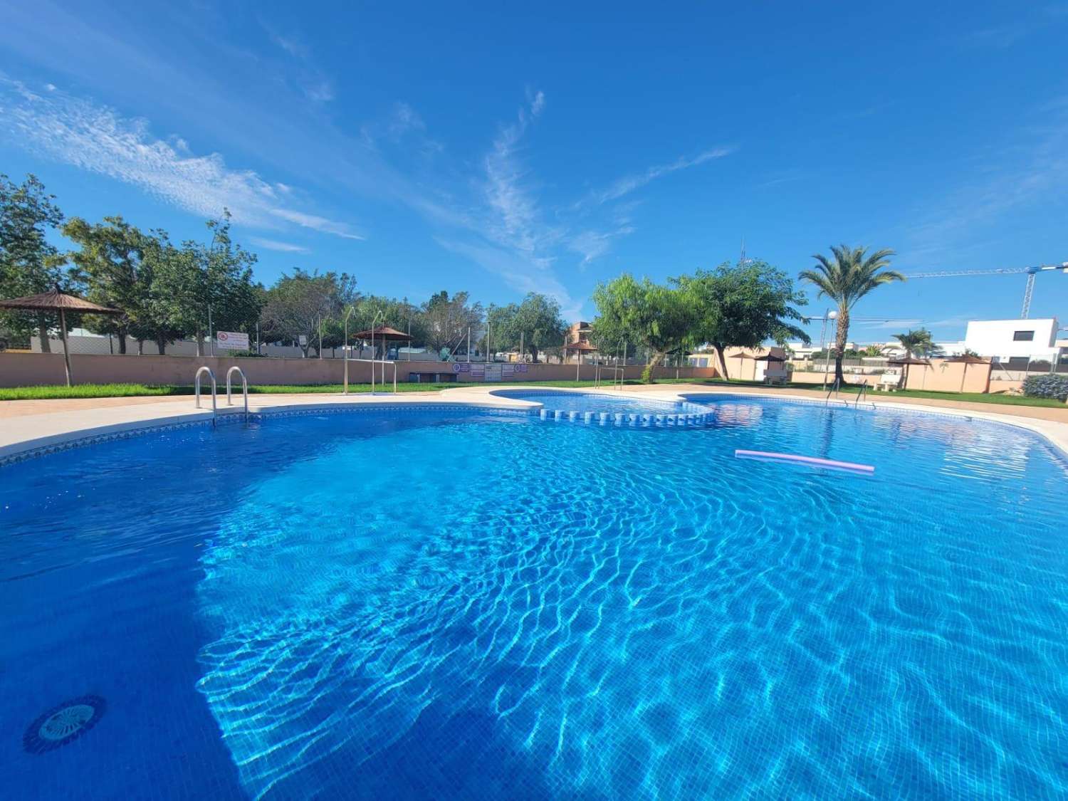 Villa adosada, en esquina, 3 dormitorios, 1 baño, gran solárium, jardín muy amplio, piscina comunitaria, en Los Montesinos