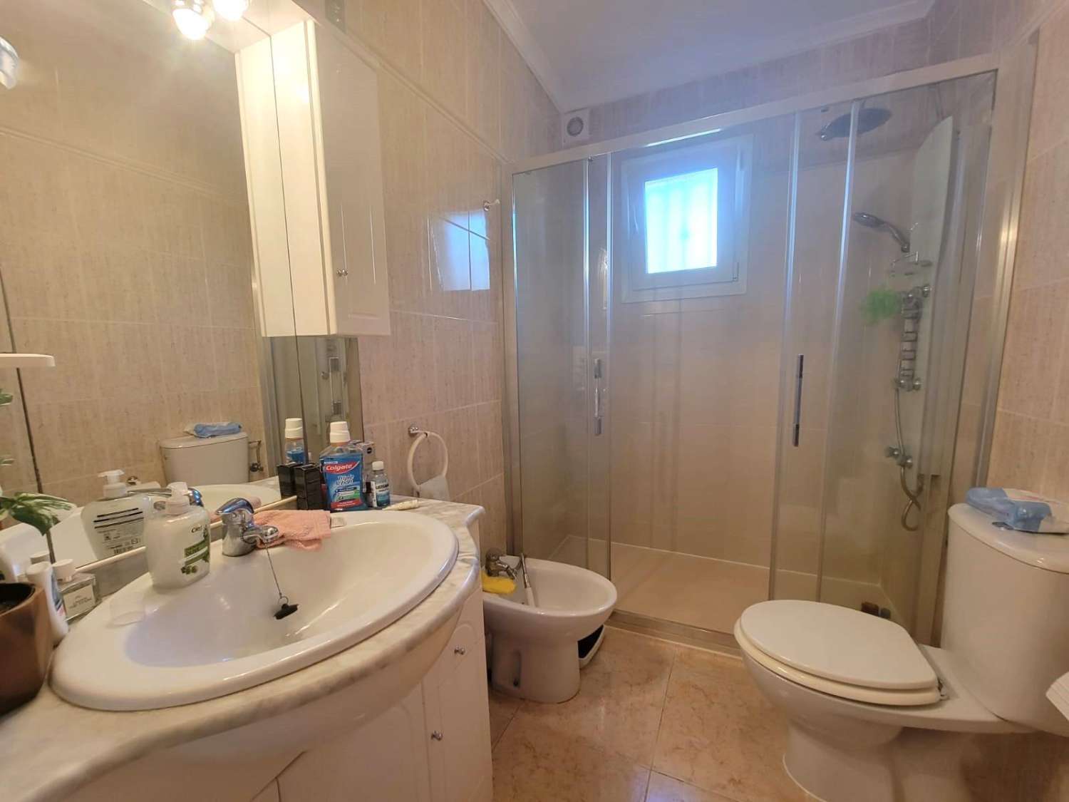 Villa adosada, en esquina, 3 dormitorios, 1 baño, gran solárium, jardín muy amplio, piscina comunitaria, en Los Montesinos