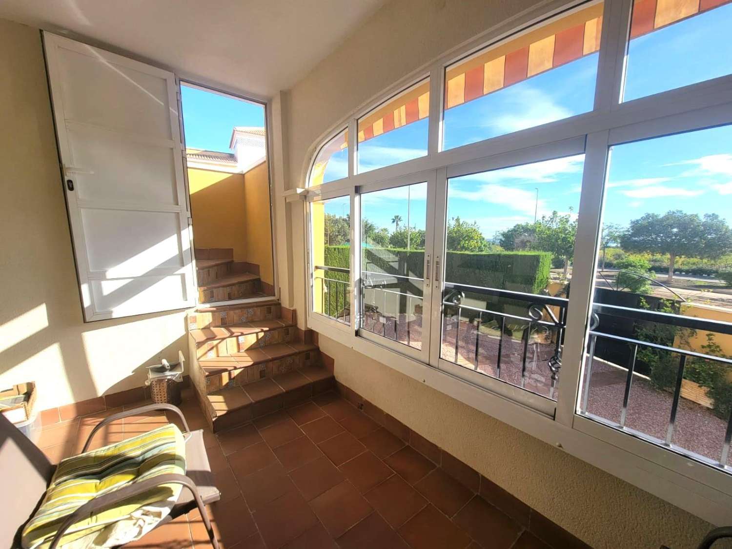 Villa adosada, en esquina, 3 dormitorios, 1 baño, gran solárium, jardín muy amplio, piscina comunitaria, en Los Montesinos