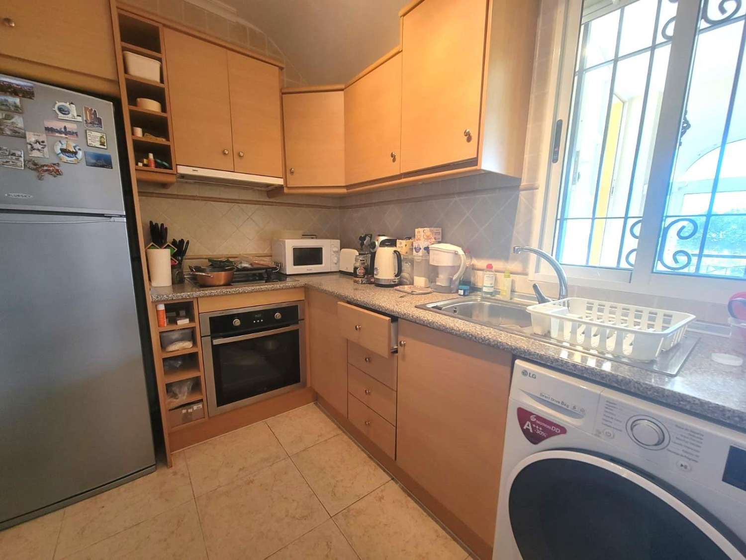 Villa adosada, en esquina, 3 dormitorios, 1 baño, gran solárium, jardín muy amplio, piscina comunitaria, en Los Montesinos