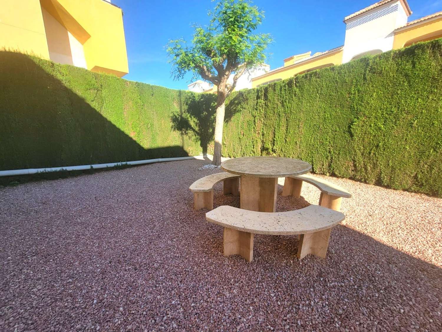 Villa adosada, en esquina, 3 dormitorios, 1 baño, gran solárium, jardín muy amplio, piscina comunitaria, en Los Montesinos