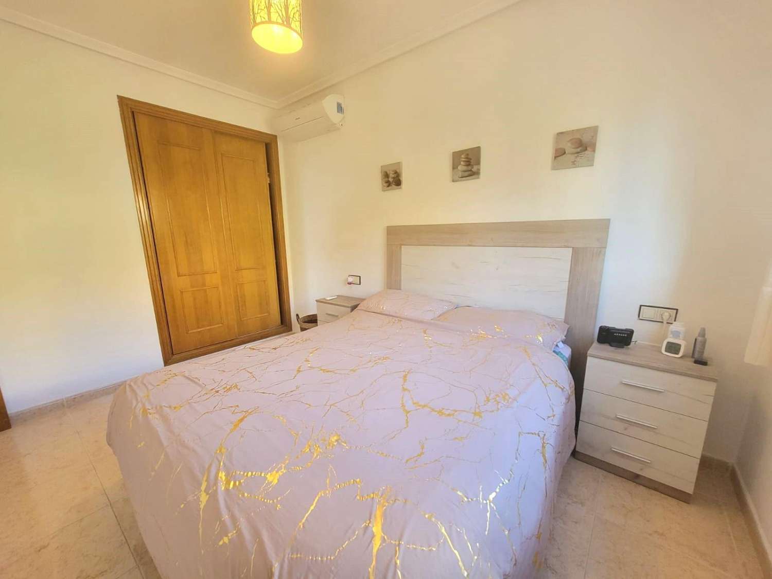 Villa adosada, en esquina, 3 dormitorios, 1 baño, gran solárium, jardín muy amplio, piscina comunitaria, en Los Montesinos