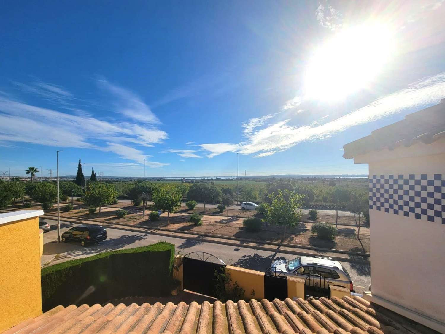 Villa adosada, en esquina, 3 dormitorios, 1 baño, gran solárium, jardín muy amplio, piscina comunitaria, en Los Montesinos