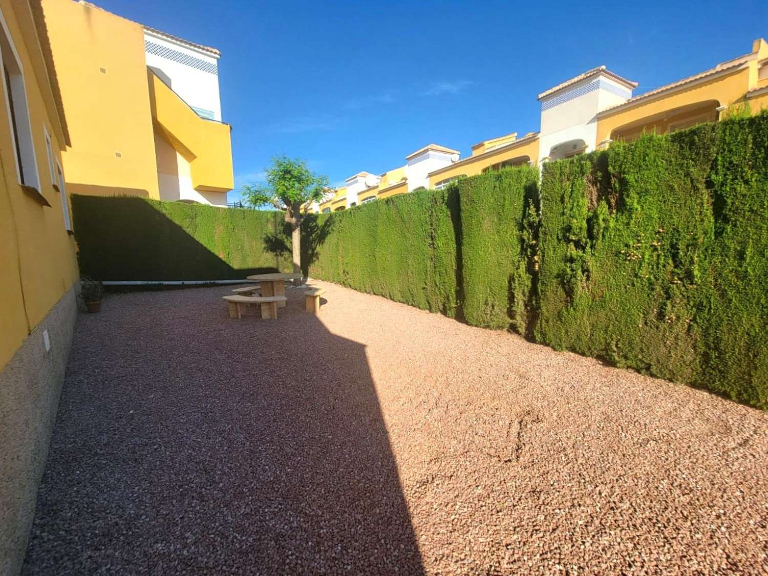 Villa adosada, en esquina, 3 dormitorios, 1 baño, gran solárium, jardín muy amplio, piscina comunitaria, en Los Montesinos