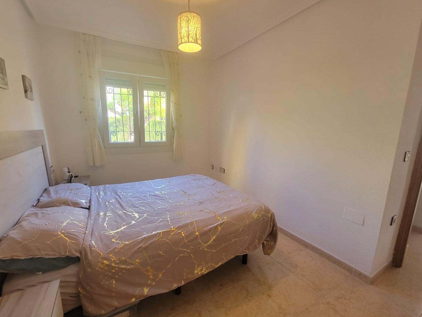 Villa adosada, en esquina, 3 dormitorios, 1 baño, gran solárium, jardín muy amplio, piscina comunitaria, en Los Montesinos