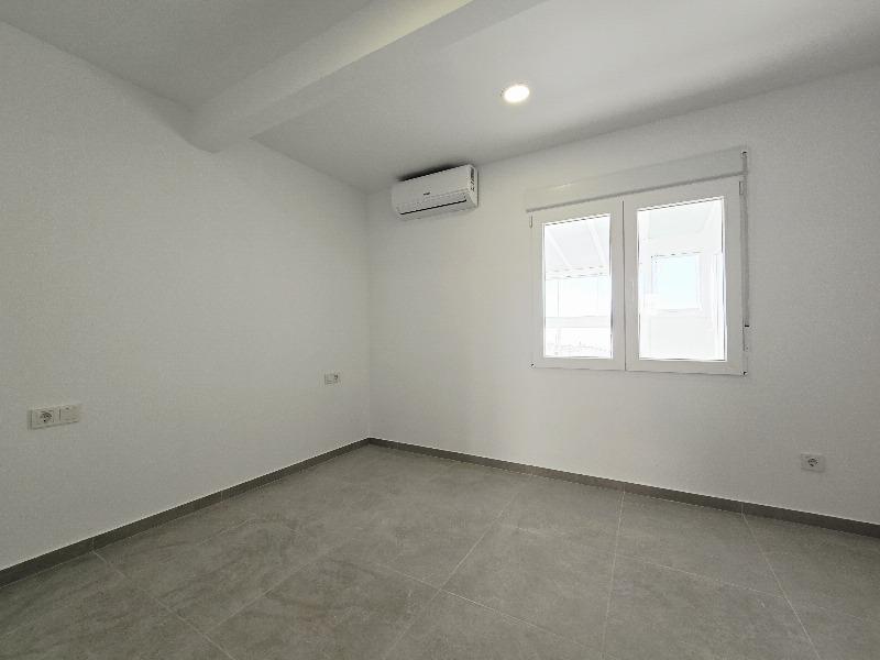 Atico, como nuevo, con magnificas vistas al mar, 2 dormitorios, 1 baño, gran terraza, a unos pasos de las piscinas naturales