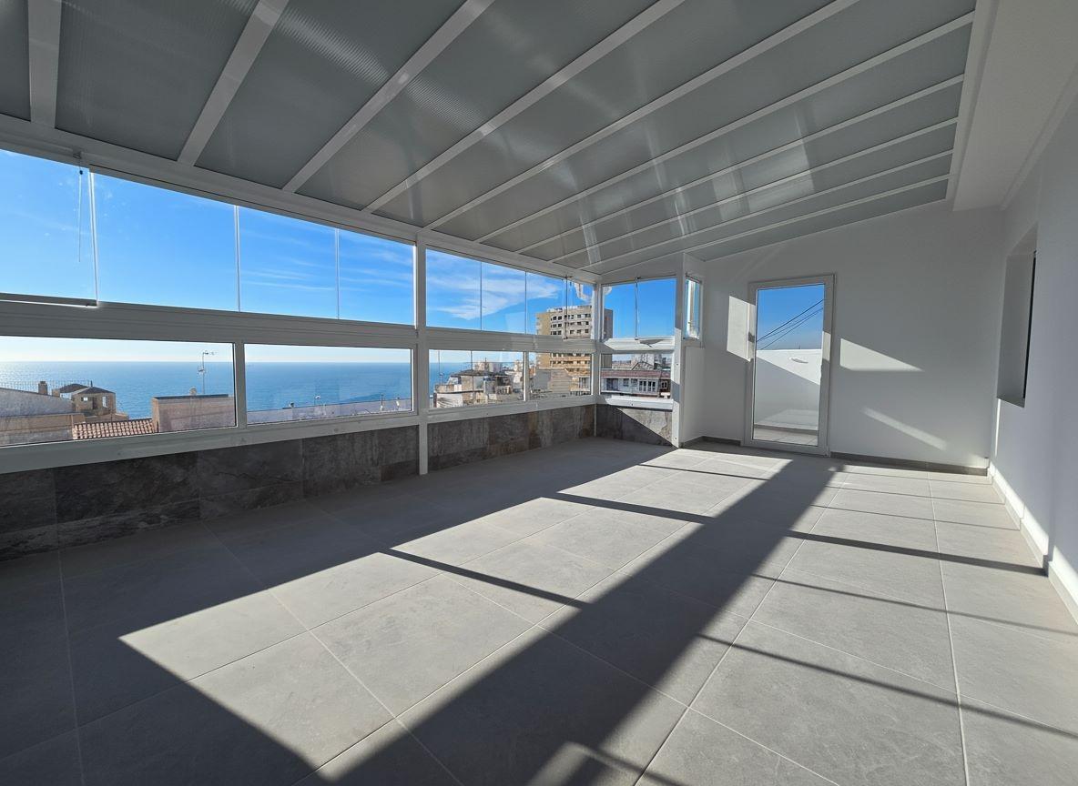 Atico, como nuevo, con magnificas vistas al mar, 2 dormitorios, 1 baño, gran terraza, a unos pasos de las piscinas naturales