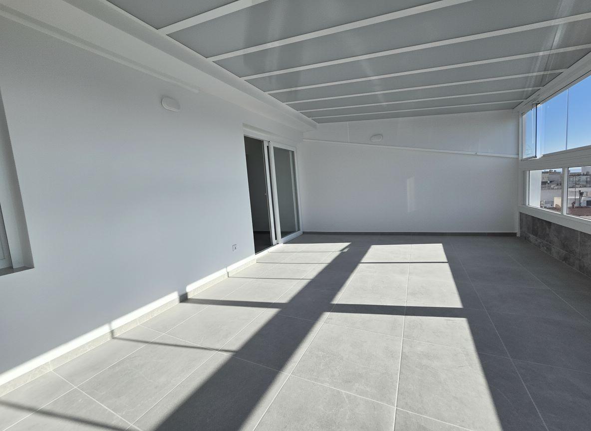 Atico, como nuevo, con magnificas vistas al mar, 2 dormitorios, 1 baño, gran terraza, a unos pasos de las piscinas naturales