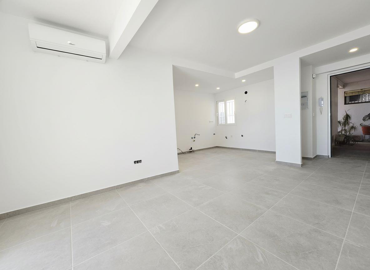 Atico, como nuevo, con magnificas vistas al mar, 2 dormitorios, 1 baño, gran terraza, a unos pasos de las piscinas naturales