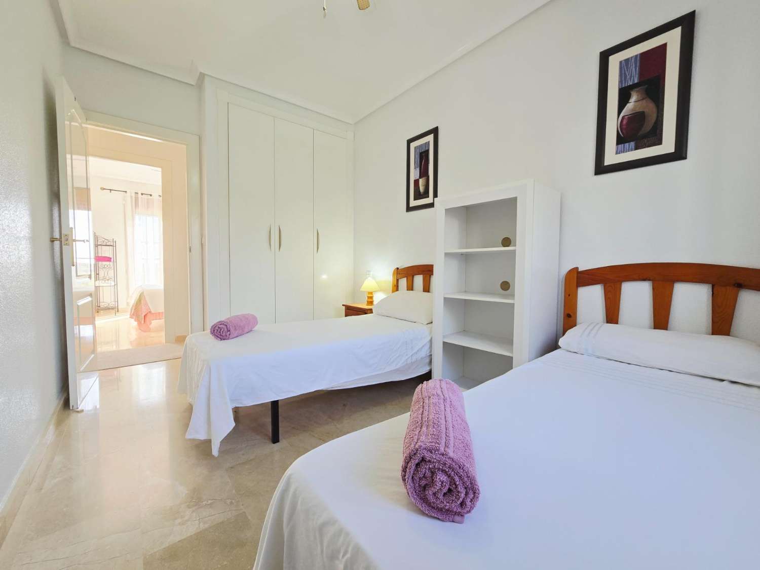 TIL LEIE: UPÅKLAKET DUPLEKS MED HAGE I PRIVAT INNGJERDET SAMFUNN. SOL HELE DAGEN.