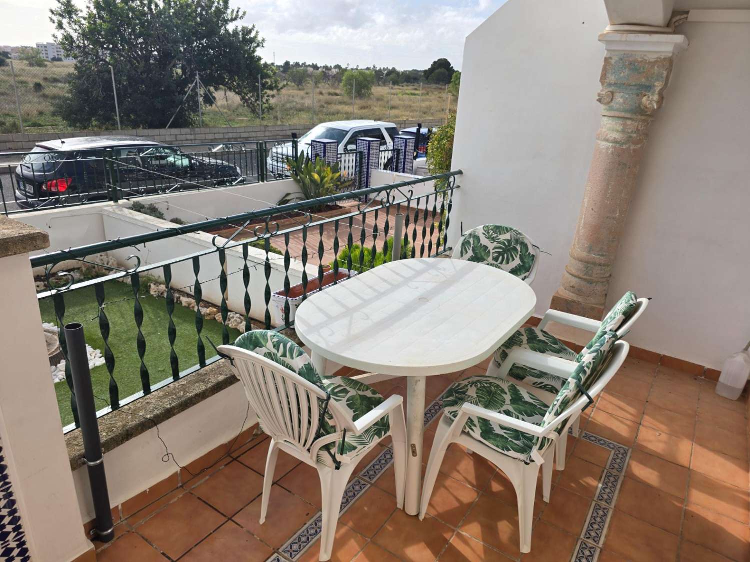 TIL LEIE: UPÅKLAKET DUPLEKS MED HAGE I PRIVAT INNGJERDET SAMFUNN. SOL HELE DAGEN.