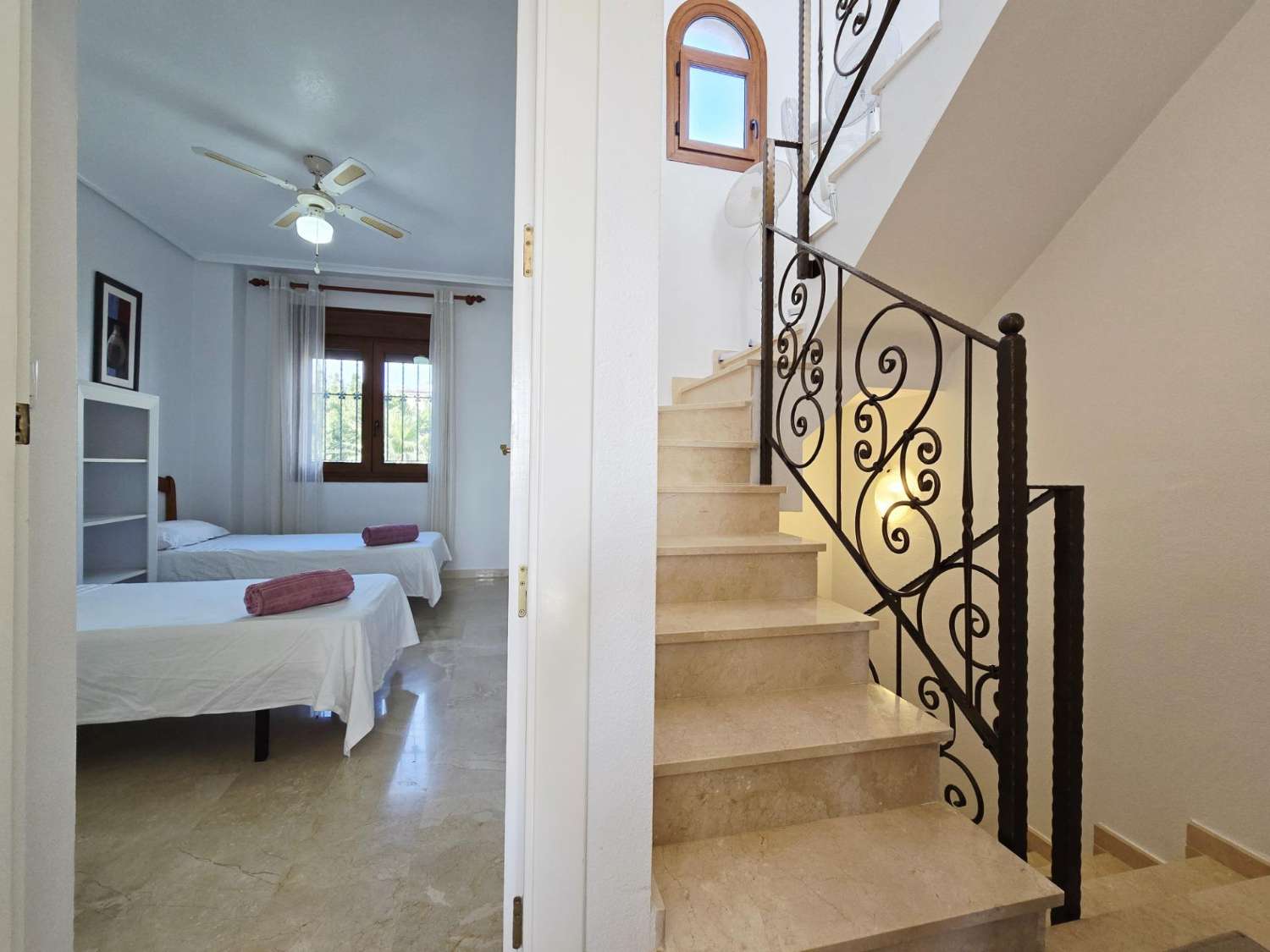 TIL LEIE: UPÅKLAKET DUPLEKS MED HAGE I PRIVAT INNGJERDET SAMFUNN. SOL HELE DAGEN.