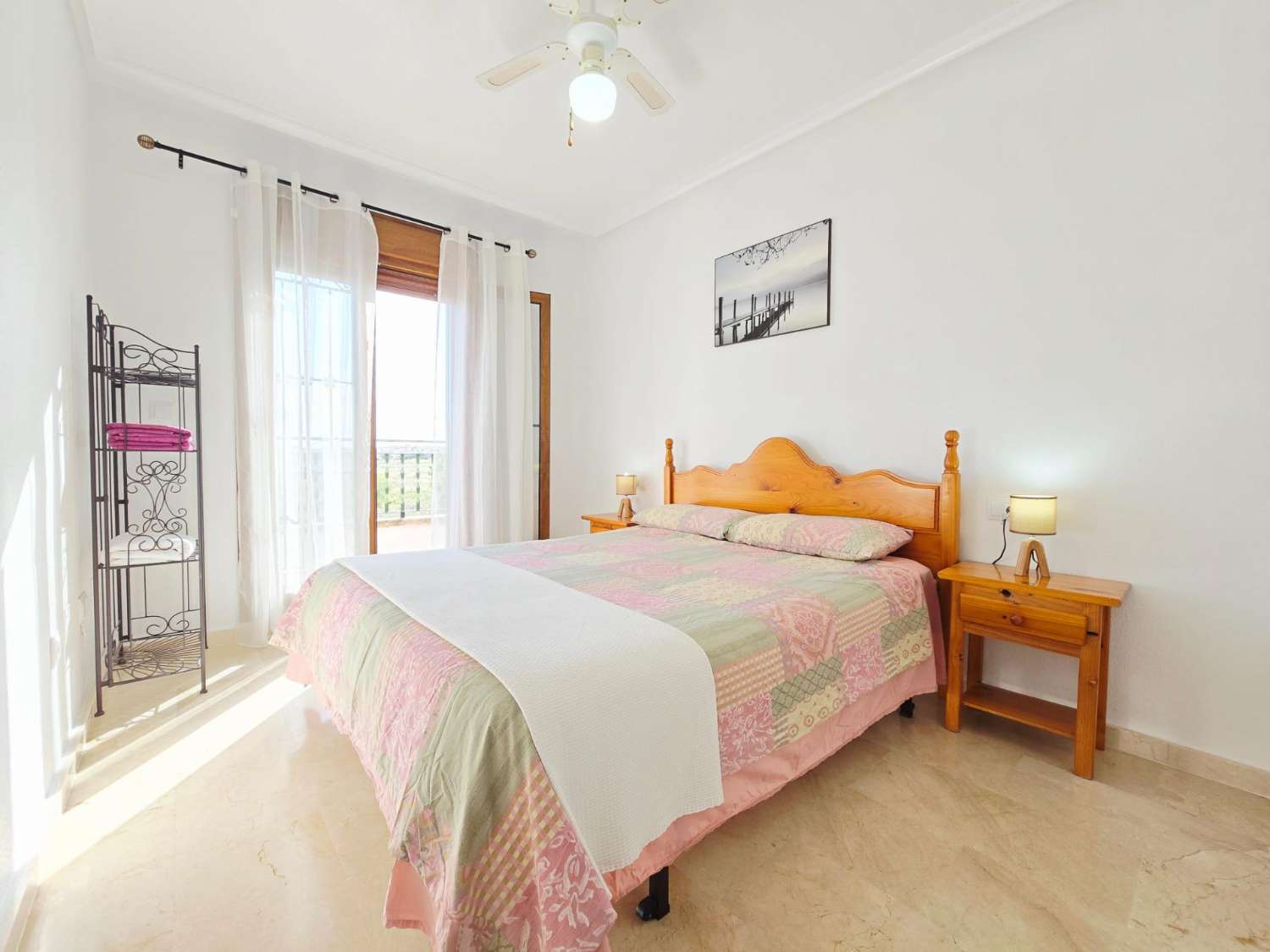 TIL LEIE: UPÅKLAKET DUPLEKS MED HAGE I PRIVAT INNGJERDET SAMFUNN. SOL HELE DAGEN.