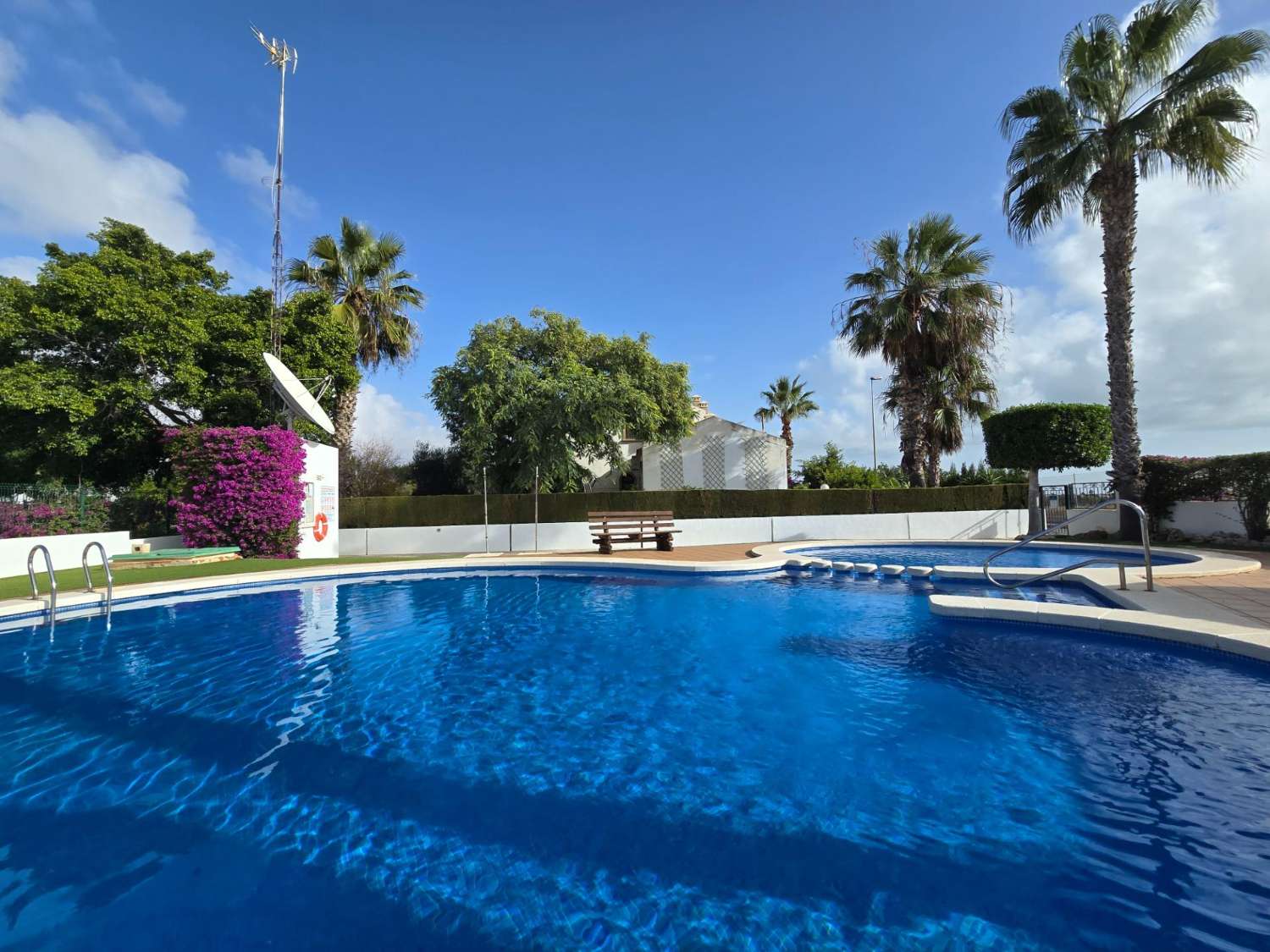 TIL LEIE: UPÅKLAKET DUPLEKS MED HAGE I PRIVAT INNGJERDET SAMFUNN. SOL HELE DAGEN.