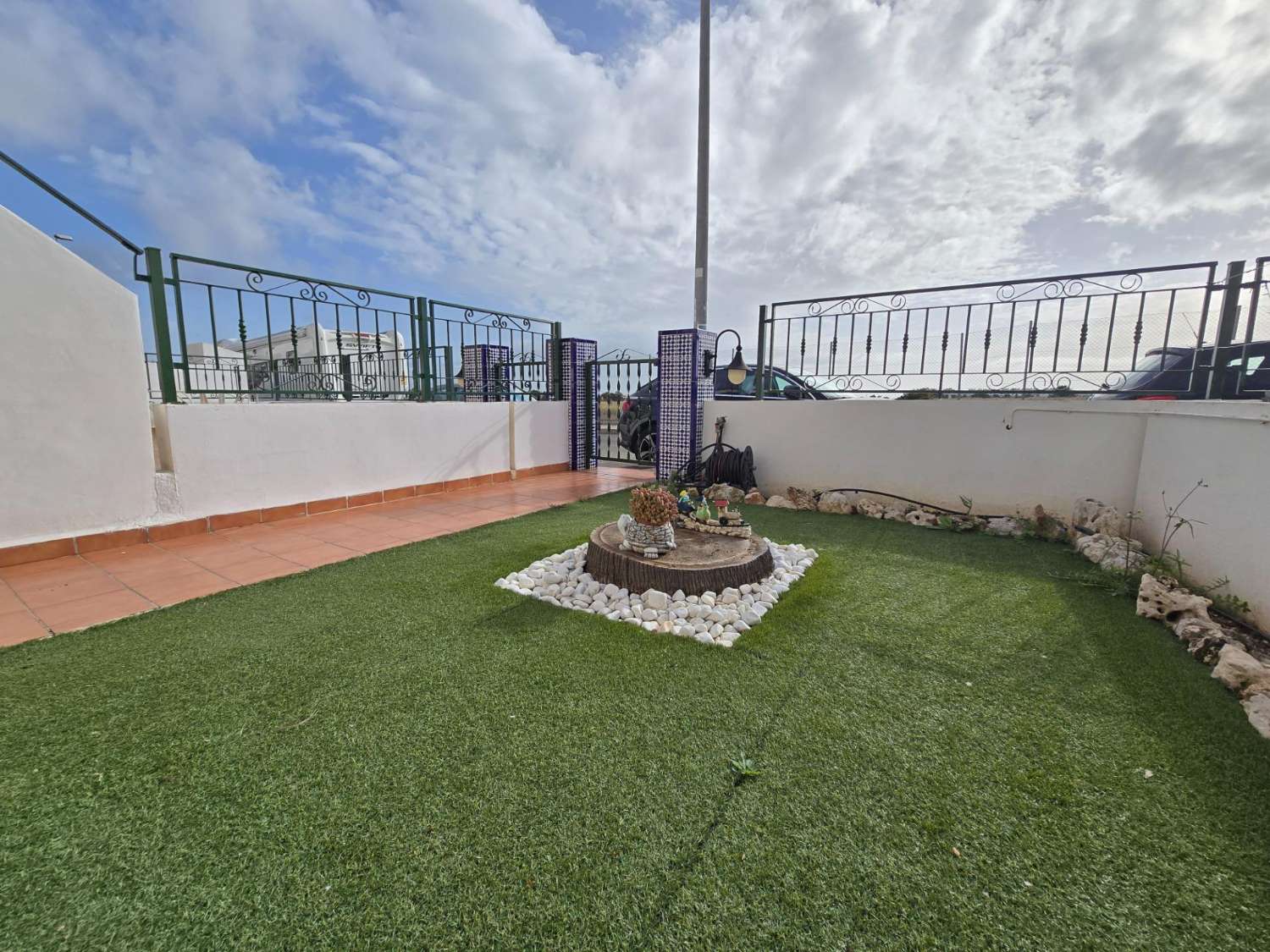 TIL LEIE: UPÅKLAKET DUPLEKS MED HAGE I PRIVAT INNGJERDET SAMFUNN. SOL HELE DAGEN.