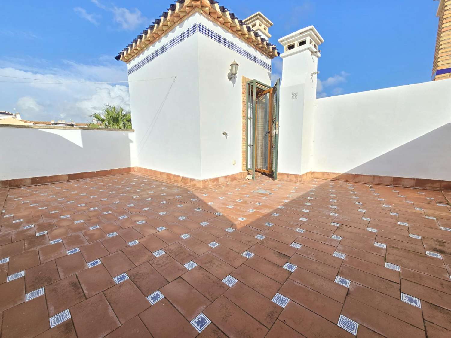 TIL LEIE: UPÅKLAKET DUPLEKS MED HAGE I PRIVAT INNGJERDET SAMFUNN. SOL HELE DAGEN.