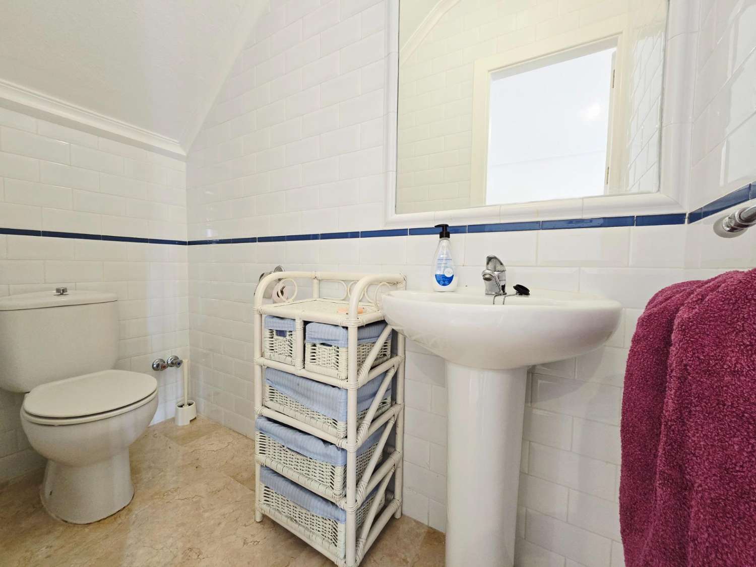 TIL LEIE: UPÅKLAKET DUPLEKS MED HAGE I PRIVAT INNGJERDET SAMFUNN. SOL HELE DAGEN.