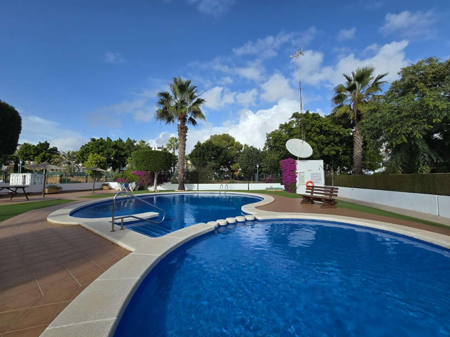 TIL LEIE: UPÅKLAKET DUPLEKS MED HAGE I PRIVAT INNGJERDET SAMFUNN. SOL HELE DAGEN.