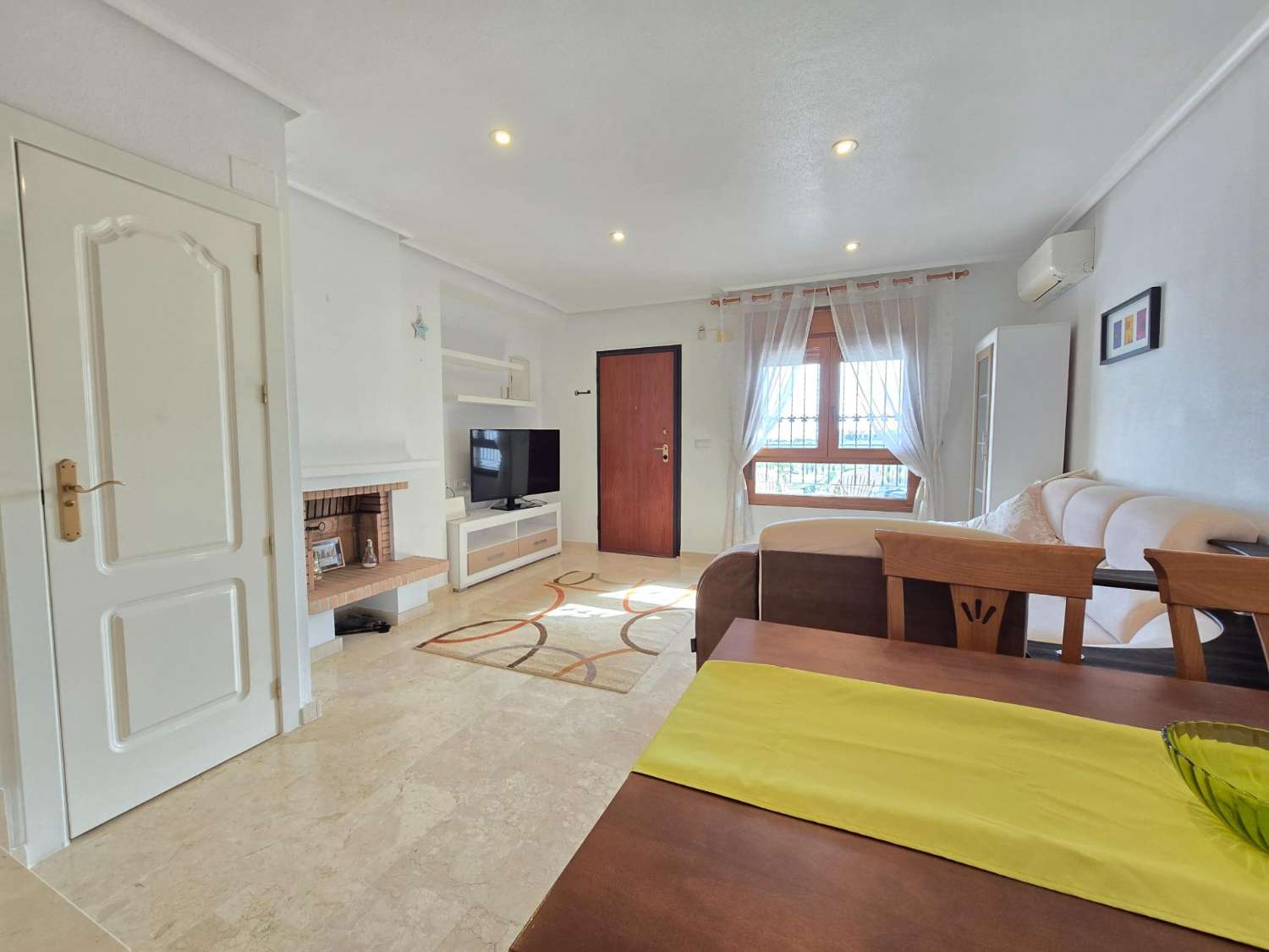 TIL LEIE: UPÅKLAKET DUPLEKS MED HAGE I PRIVAT INNGJERDET SAMFUNN. SOL HELE DAGEN.