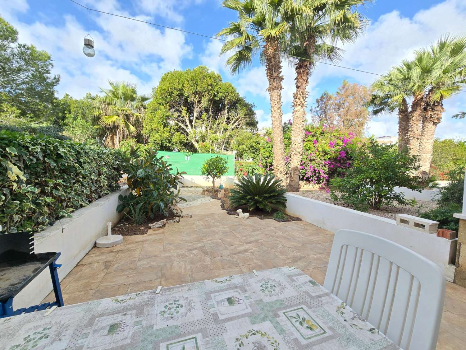 TIL LEIE: UPÅKLAKET DUPLEKS MED HAGE I PRIVAT INNGJERDET SAMFUNN. SOL HELE DAGEN.