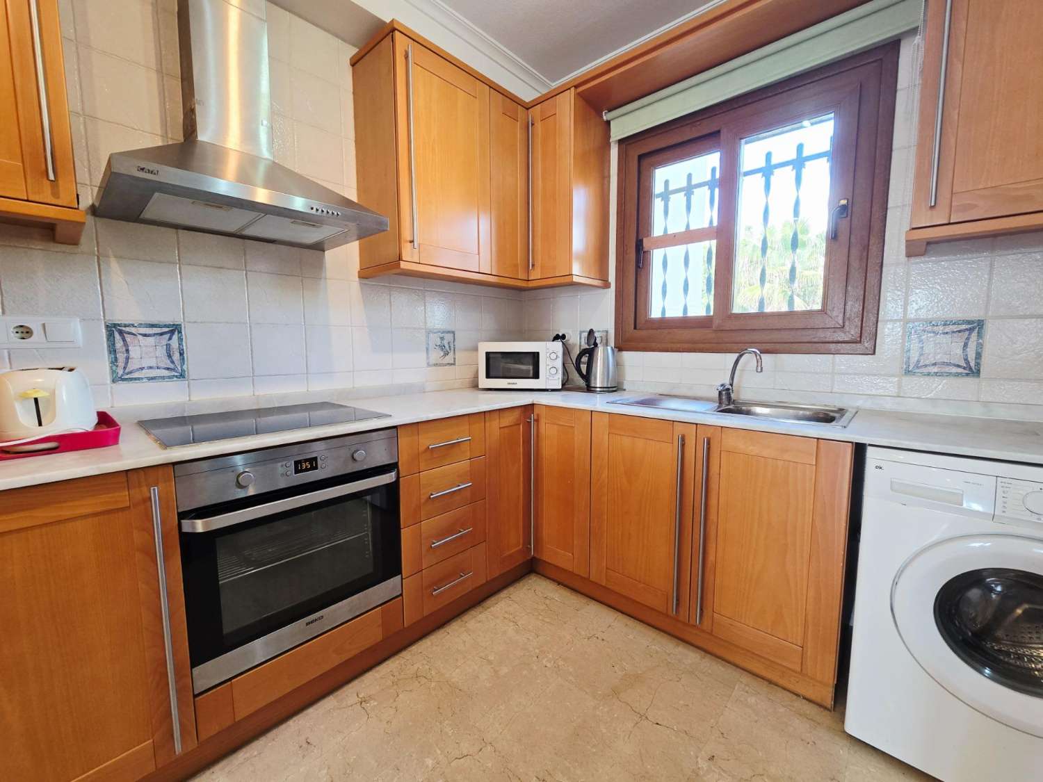 TIL LEIE: UPÅKLAKET DUPLEKS MED HAGE I PRIVAT INNGJERDET SAMFUNN. SOL HELE DAGEN.