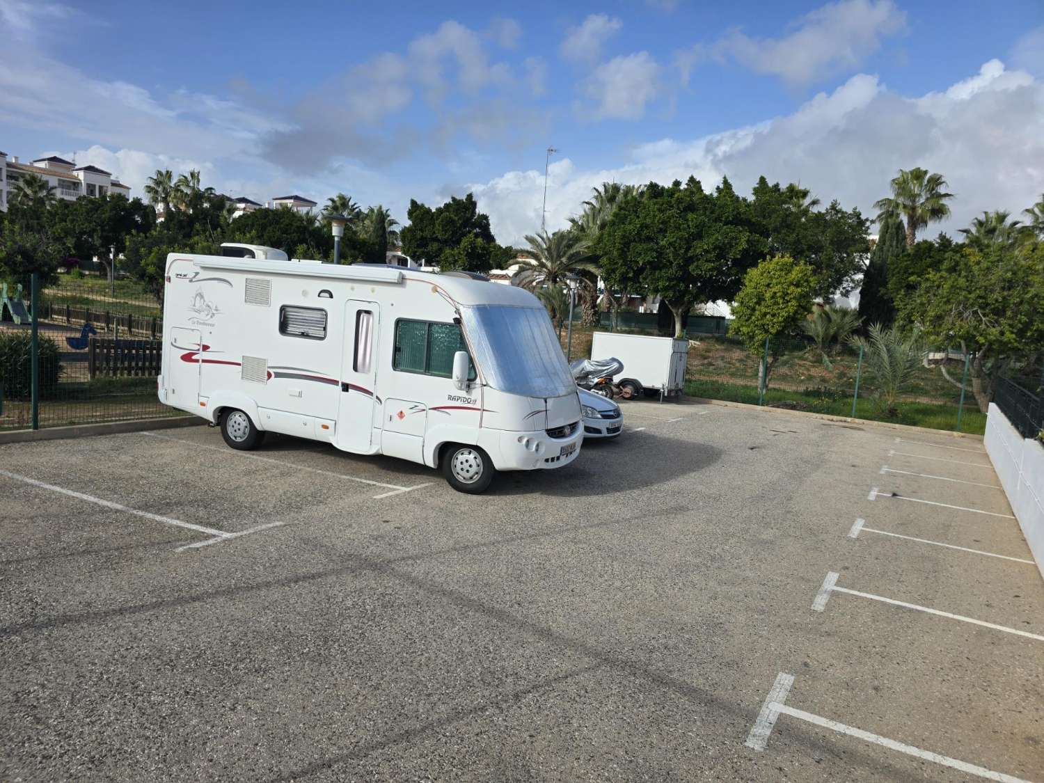 TIL LEIE: UPÅKLAKET DUPLEKS MED HAGE I PRIVAT INNGJERDET SAMFUNN. SOL HELE DAGEN.