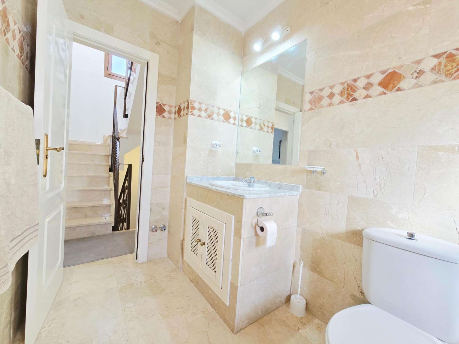 TIL LEIE: UPÅKLAKET DUPLEKS MED HAGE I PRIVAT INNGJERDET SAMFUNN. SOL HELE DAGEN.