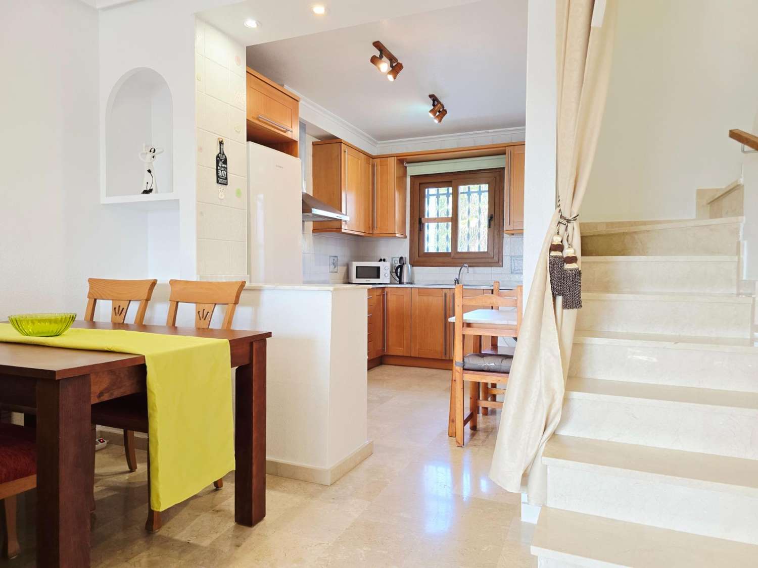 TIL LEIE: UPÅKLAKET DUPLEKS MED HAGE I PRIVAT INNGJERDET SAMFUNN. SOL HELE DAGEN.