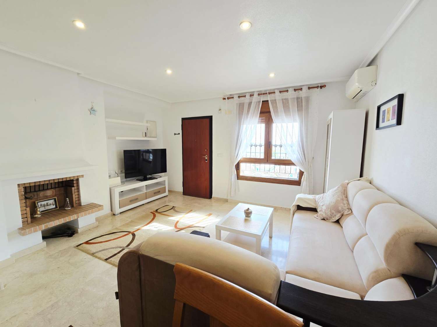 TIL LEIE: UPÅKLAKET DUPLEKS MED HAGE I PRIVAT INNGJERDET SAMFUNN. SOL HELE DAGEN.