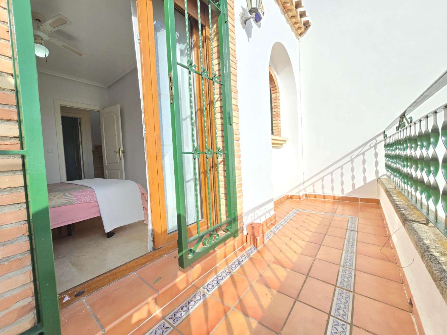 TIL LEIE: UPÅKLAKET DUPLEKS MED HAGE I PRIVAT INNGJERDET SAMFUNN. SOL HELE DAGEN.