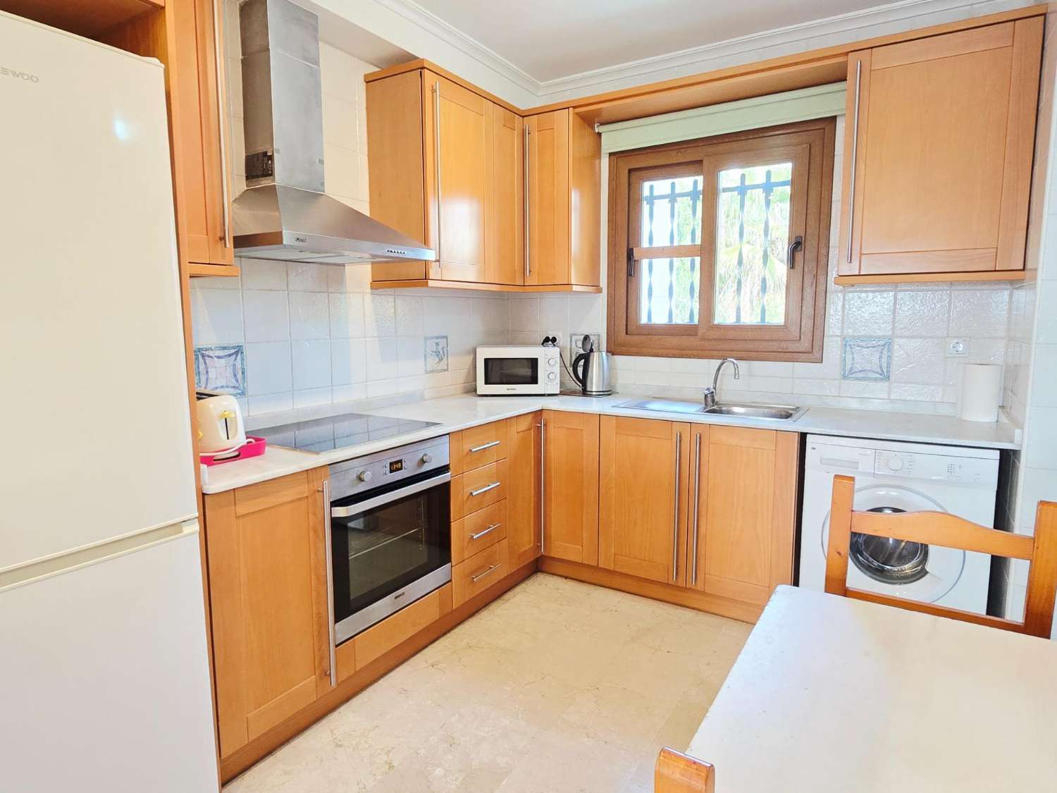 TIL LEIE: UPÅKLAKET DUPLEKS MED HAGE I PRIVAT INNGJERDET SAMFUNN. SOL HELE DAGEN.