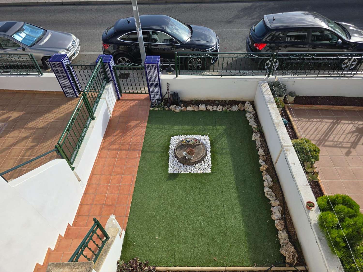 TIL LEIE: UPÅKLAKET DUPLEKS MED HAGE I PRIVAT INNGJERDET SAMFUNN. SOL HELE DAGEN.