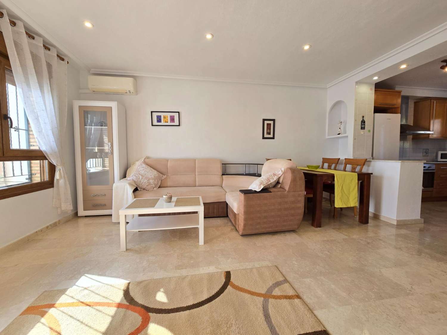 TIL LEIE: UPÅKLAKET DUPLEKS MED HAGE I PRIVAT INNGJERDET SAMFUNN. SOL HELE DAGEN.