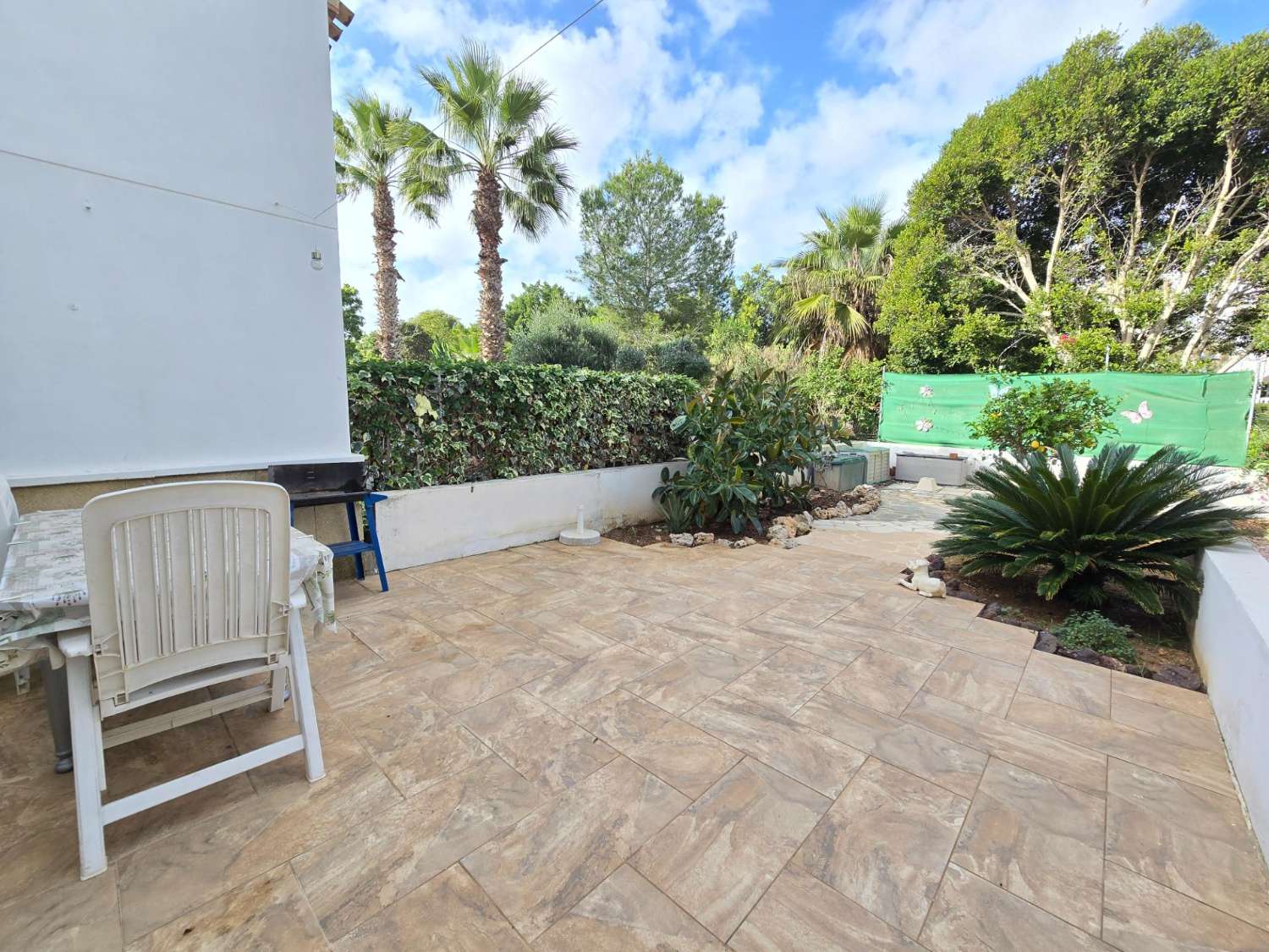 TIL LEIE: UPÅKLAKET DUPLEKS MED HAGE I PRIVAT INNGJERDET SAMFUNN. SOL HELE DAGEN.