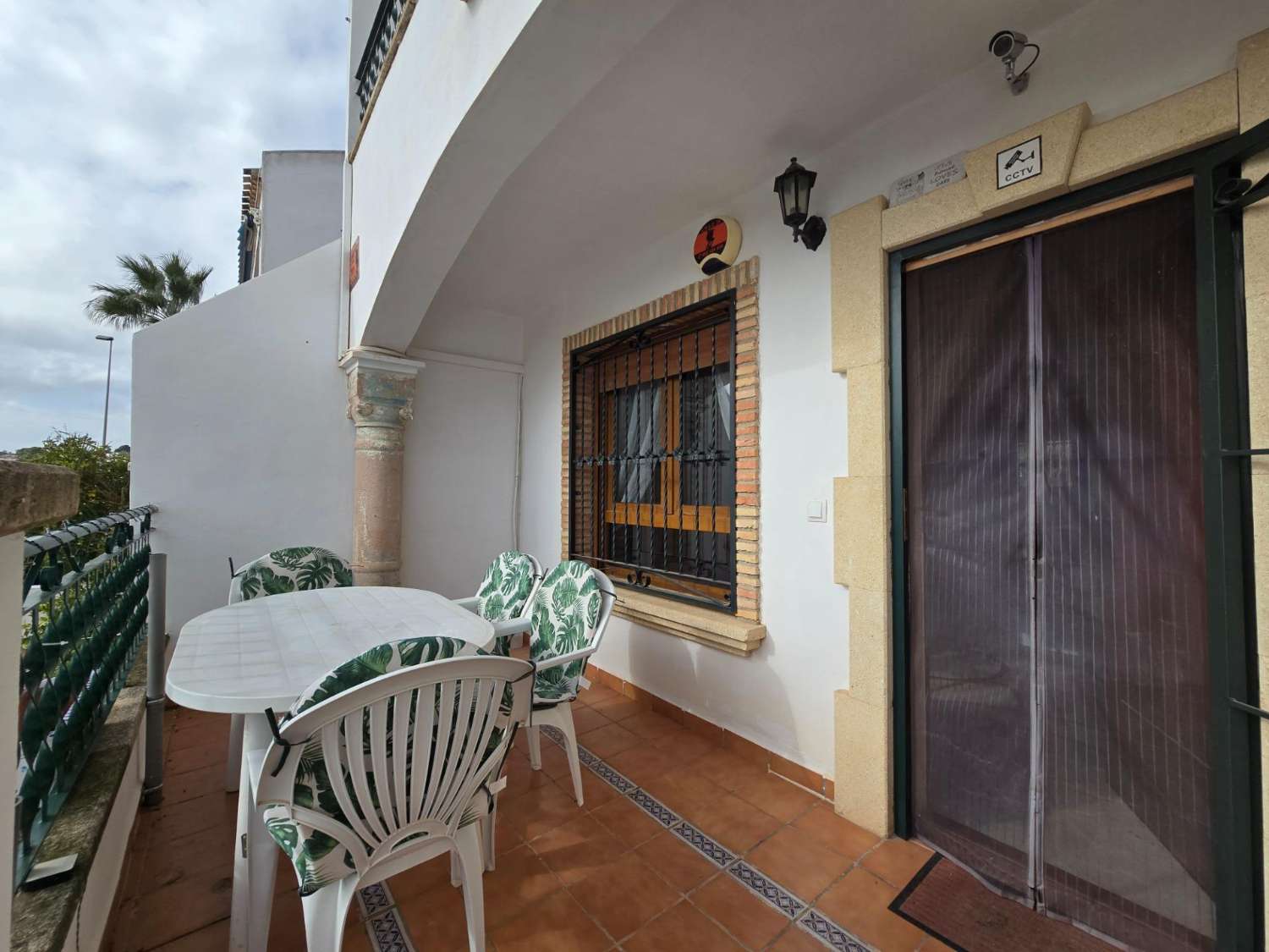 TIL LEIE: UPÅKLAKET DUPLEKS MED HAGE I PRIVAT INNGJERDET SAMFUNN. SOL HELE DAGEN.