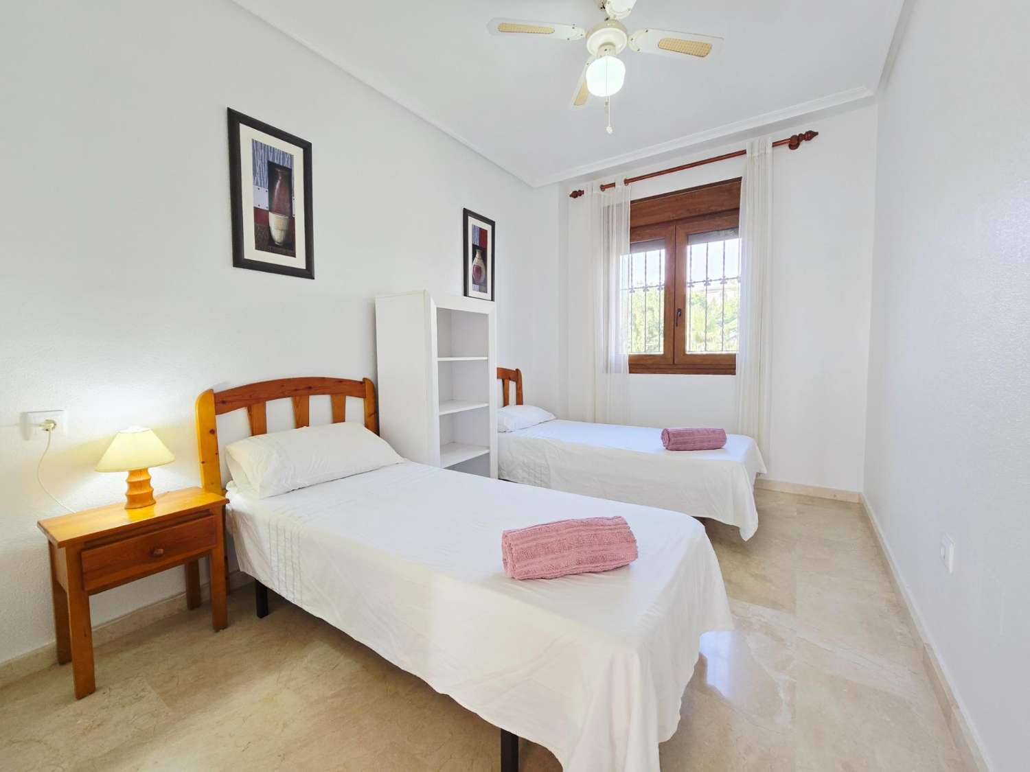 TIL LEIE: UPÅKLAKET DUPLEKS MED HAGE I PRIVAT INNGJERDET SAMFUNN. SOL HELE DAGEN.