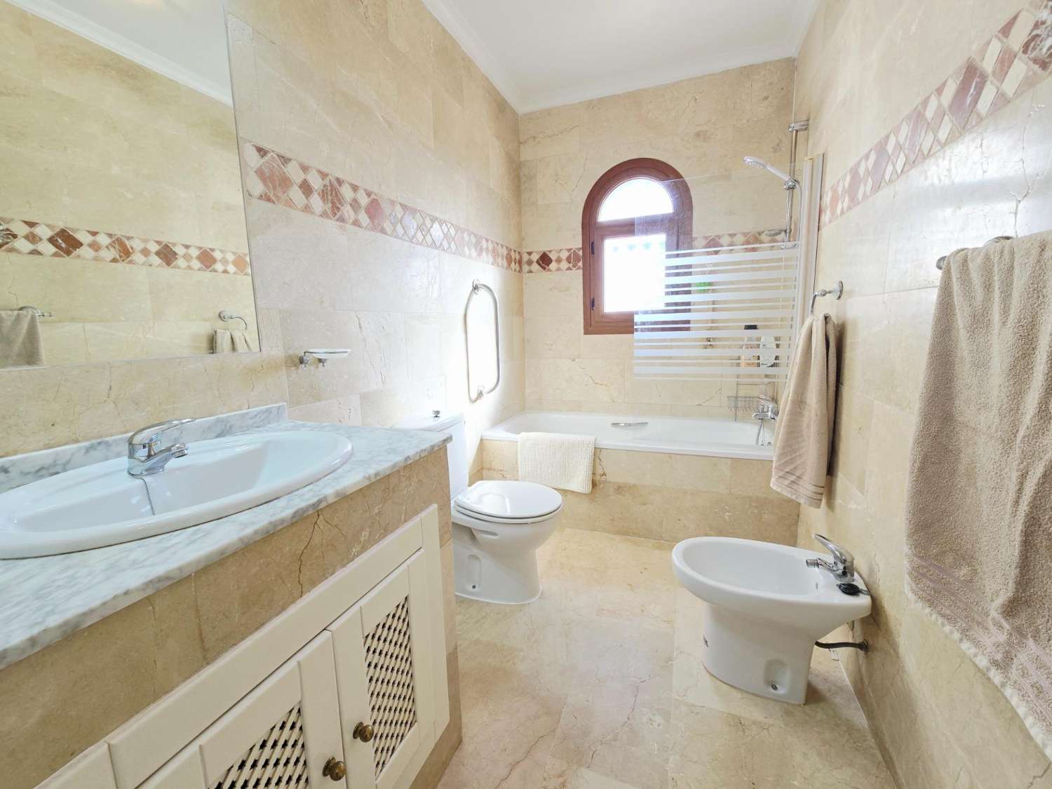 TIL LEIE: UPÅKLAKET DUPLEKS MED HAGE I PRIVAT INNGJERDET SAMFUNN. SOL HELE DAGEN.